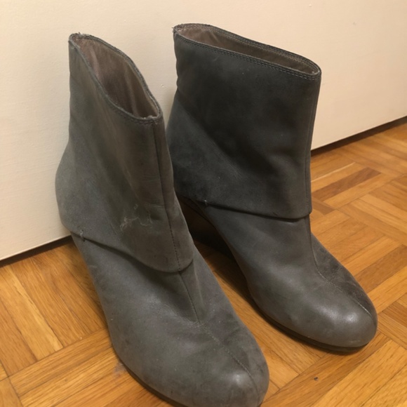 Le Saunda Leather Wedge Booties - Picture 3 of 11